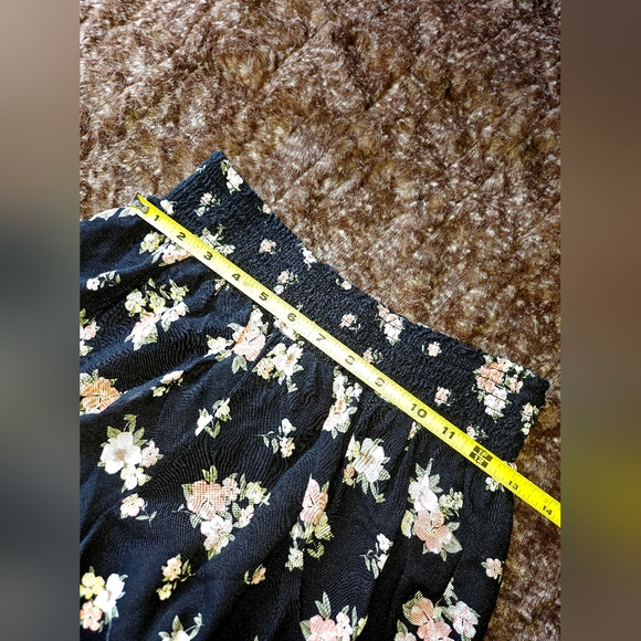 5 For $25✨️Hollister High Waist Bohemian Floral Black Shorts Size Small-Medium - Picture 3 of 6